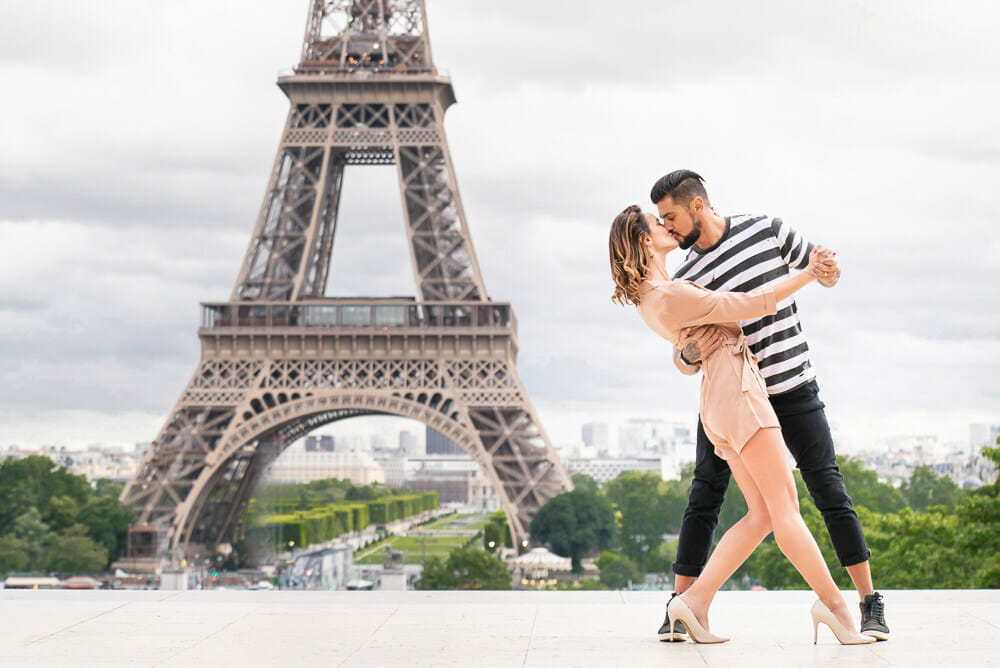 Couple photoshoot poses: the art of the dip