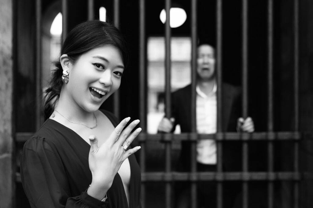 Creative couple photoshoot ideas in Paris